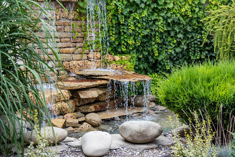 Réalisation et conception d'une fontaine aquatique dans un jardin