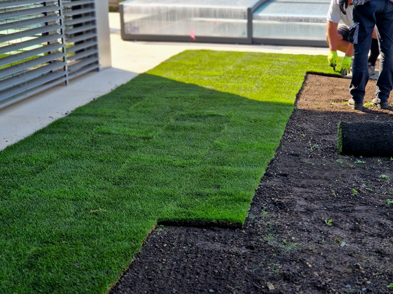 L'entreprise de jardinier paysagiste Richy Paysage réalise la pose de votre gazon synthétique et naturel dans le 95