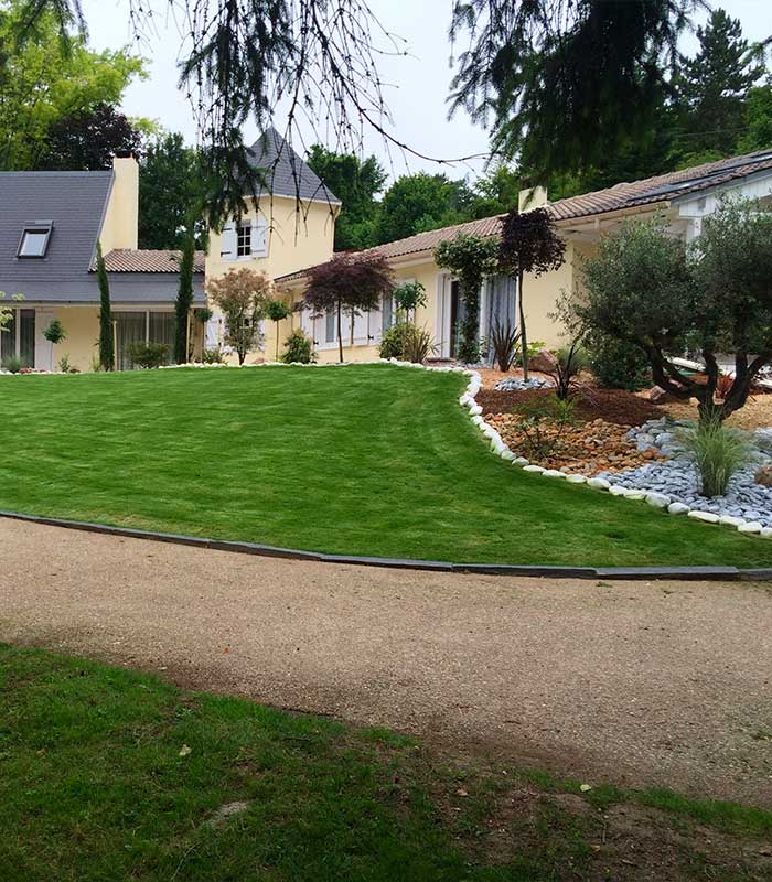 Plantation d'arbres et cr&eacute;ation de massifs dans le Val-d'Oise image 2