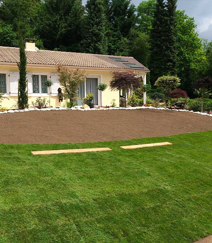 Transformation d'un jardin avec la pose d'un gazon en rouleau dans le 95