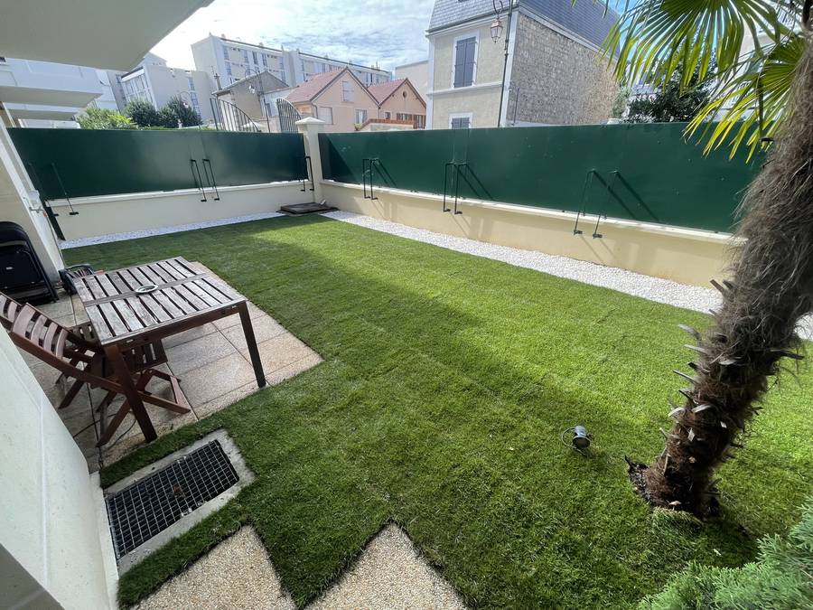 Engazonnement et pose de gazon en rouleau dans un jardin dans le 95